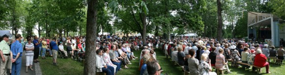 Sata-Häme Soi Audience in the Park