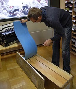 Kimmo Mattila unpacking the Kauri timber upon arrival in Ikaalinen (Finland).