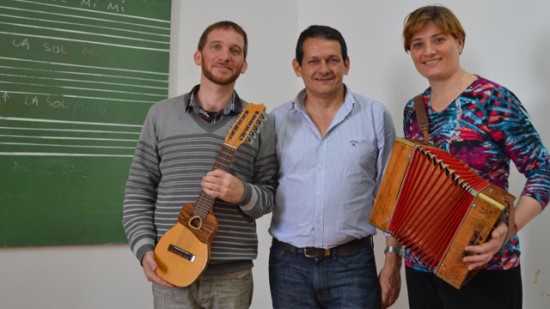 El charanguista Fáez Micheloud, Daniel Richard –secretario de Escuelas - y la acordeonista Muller